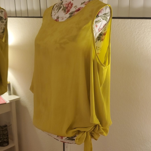 Top - Picture 2 of 4